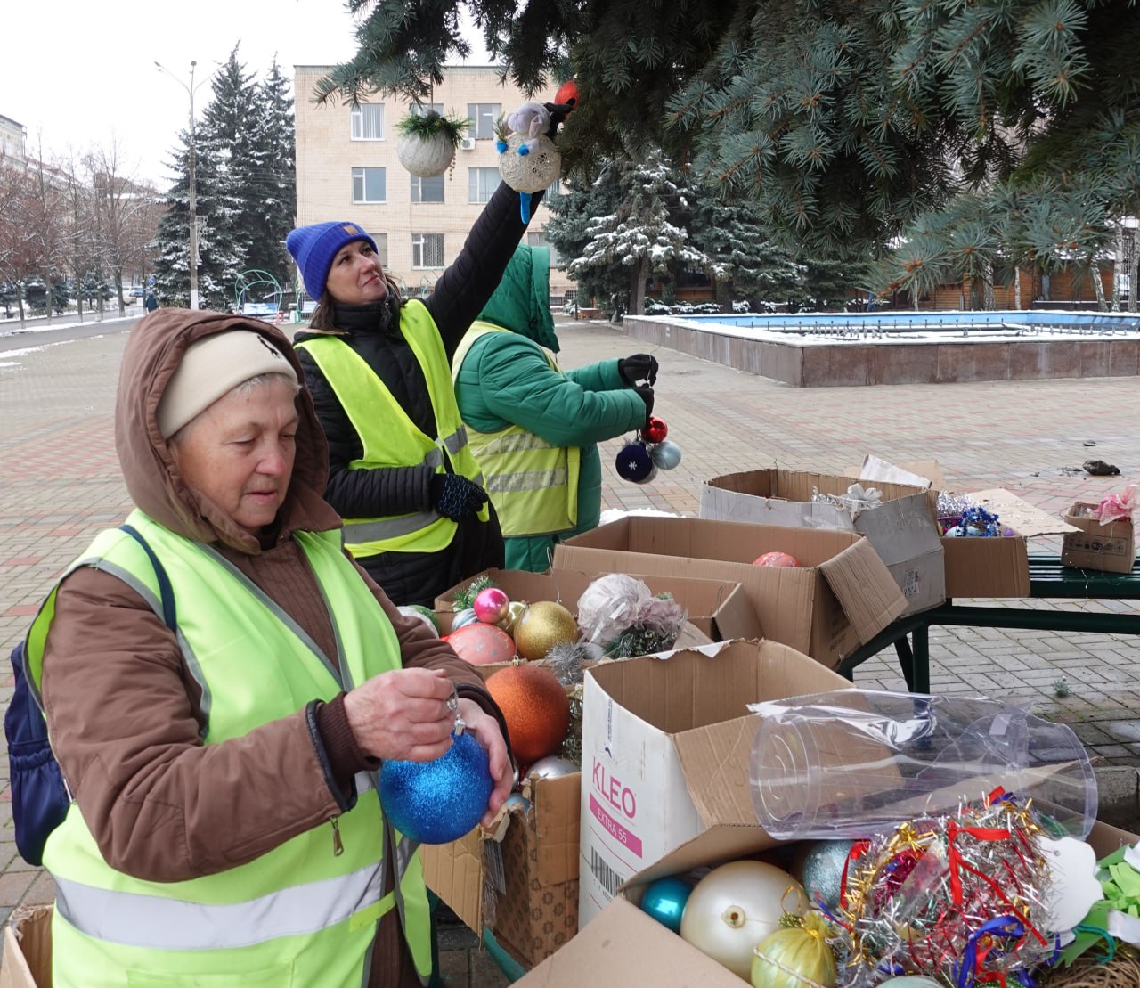 В Токмаке коммунальщики начали украшать главную новогоднюю елку города В Токмаке коммунальщики начали украшать главную новогоднюю елку города