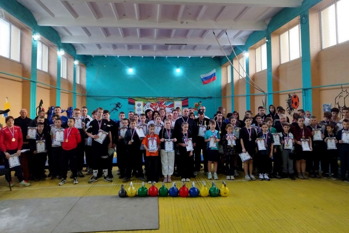 Молодые богатыри и ветераны достойно выступили на турнире по гиревому спорту!