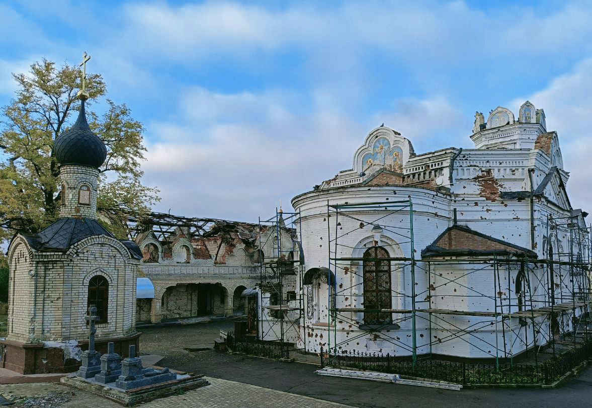 Анна Хорошун: Раненая Обитель.... Свято-Успенский Николо-Васильевский монастырь в селе Никольское под Угледаром в Донецкой Народной Республике находился на линии фронта и подвергался прицельным обстрелам с 2022 года Анна Хорошун: Раненая Обитель.... Свято-Успенский Николо-Васильевский монастырь в селе Никольское под Угледаром в Донецкой Народной Республике находился на линии фронта и подвергался прицельным обстрелам с 2022 года