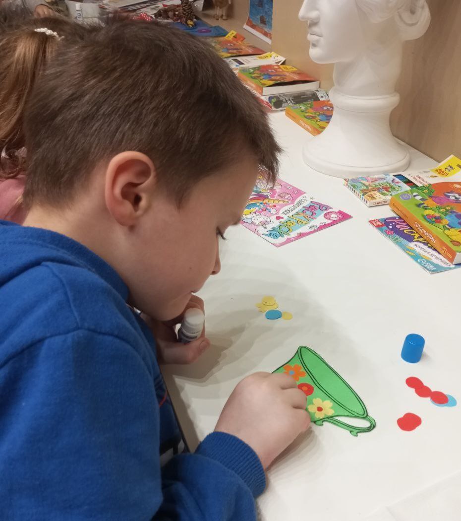 В Токмакском краеведческом музее для дошкольников провели народоведческое мероприятие «Традиции чаепития на Руси», посвященное Международному дню чая В Токмакском краеведческом музее для дошкольников провели народоведческое мероприятие «Традиции чаепития на Руси», посвященное Международному дню чая