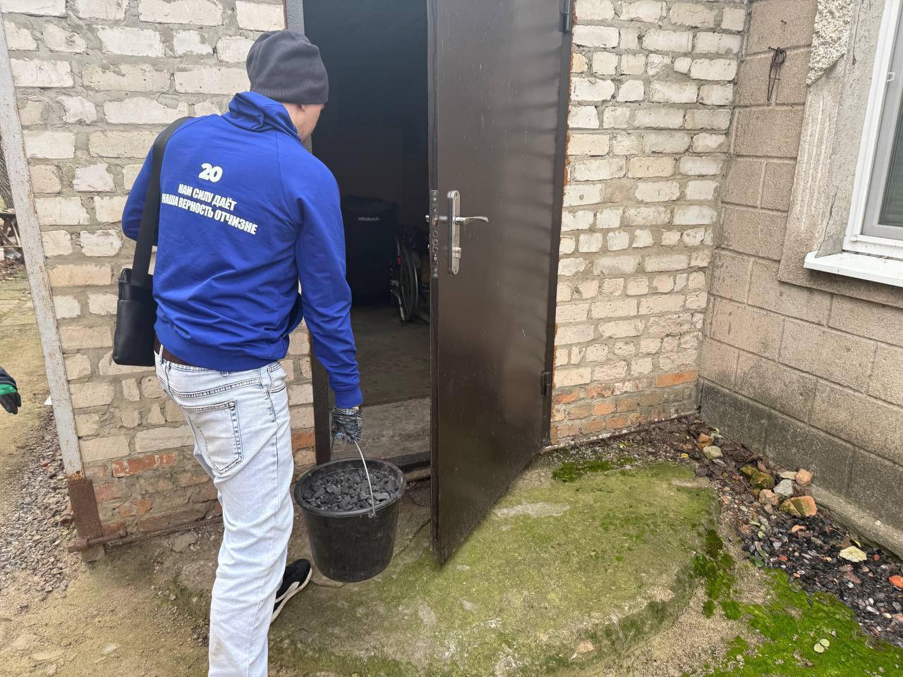 Активисты «Молодой Гвардии» из Пензенской области оказывают помощь жителям Токмака Активисты «Молодой Гвардии» из Пензенской области оказывают помощь жителям Токмака