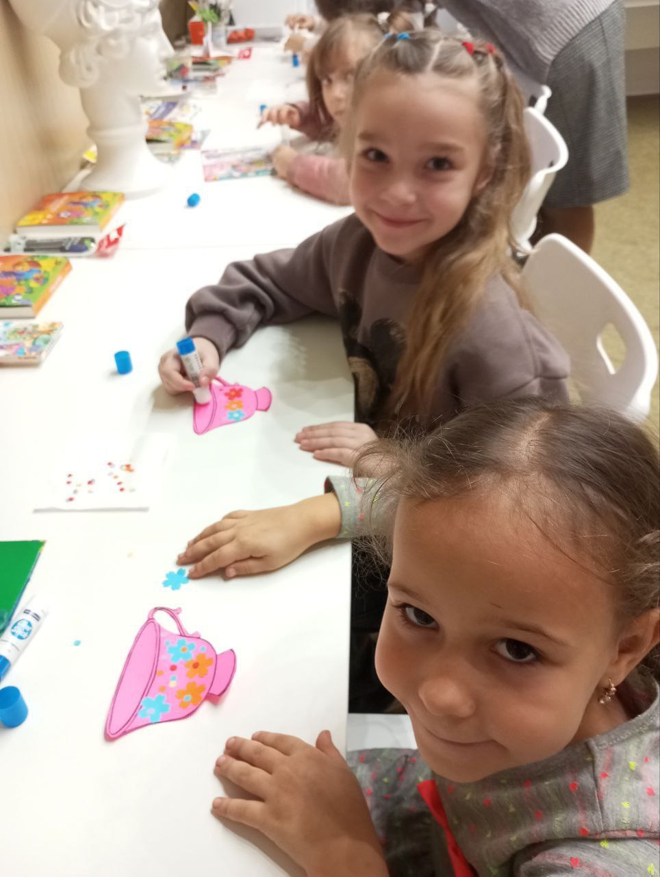 В Токмакском краеведческом музее для дошкольников провели народоведческое мероприятие «Традиции чаепития на Руси», посвященное Международному дню чая В Токмакском краеведческом музее для дошкольников провели народоведческое мероприятие «Традиции чаепития на Руси», посвященное Международному дню чая