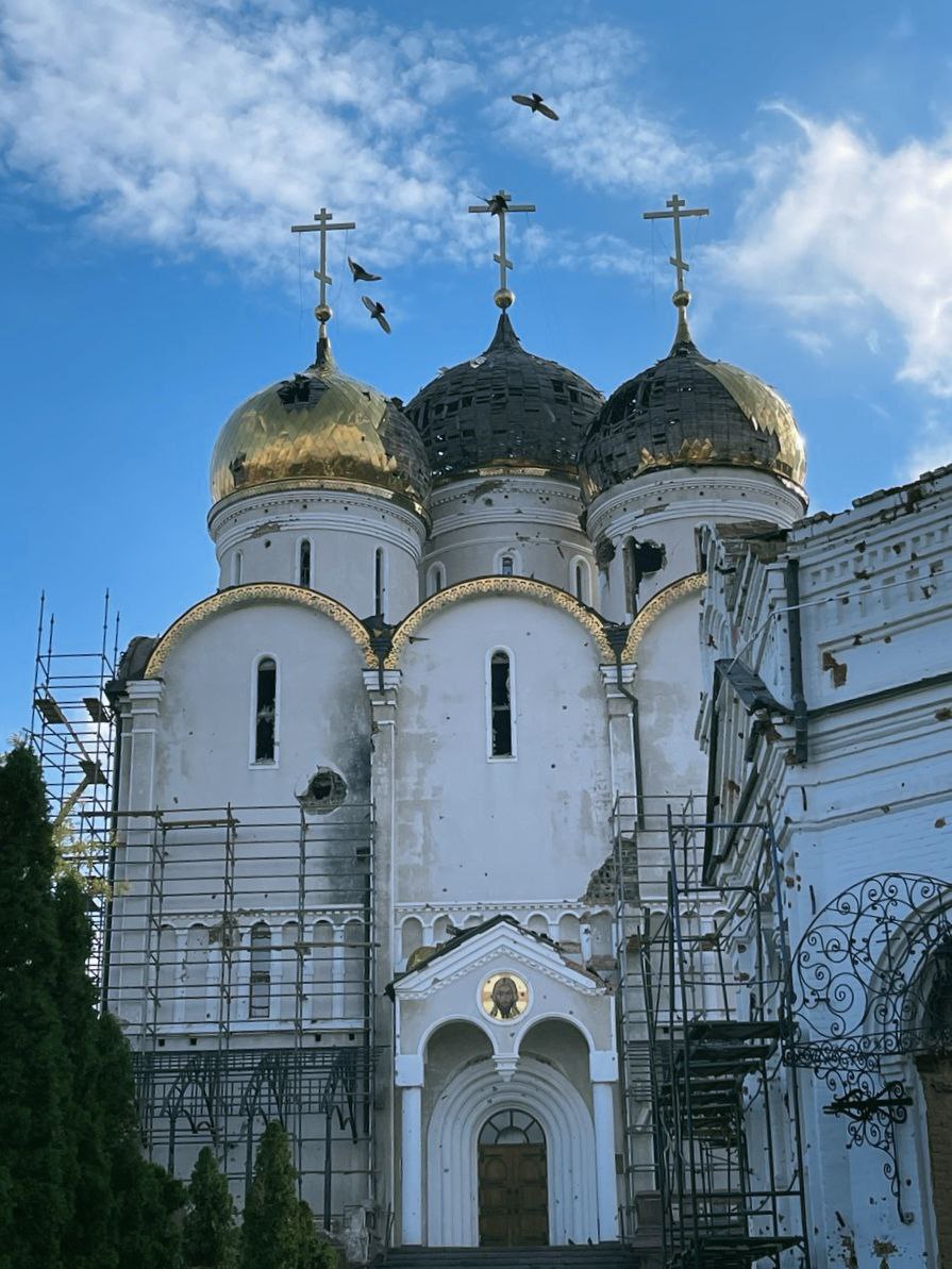 Анна Хорошун: Раненая Обитель.... Свято-Успенский Николо-Васильевский монастырь в селе Никольское под Угледаром в Донецкой Народной Республике находился на линии фронта и подвергался прицельным обстрелам с 2022 года Анна Хорошун: Раненая Обитель.... Свято-Успенский Николо-Васильевский монастырь в селе Никольское под Угледаром в Донецкой Народной Республике находился на линии фронта и подвергался прицельным обстрелам с 2022 года