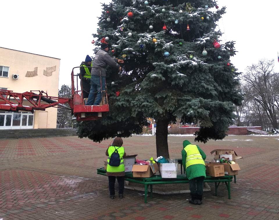 В Токмаке коммунальщики начали украшать главную новогоднюю елку города В Токмаке коммунальщики начали украшать главную новогоднюю елку города