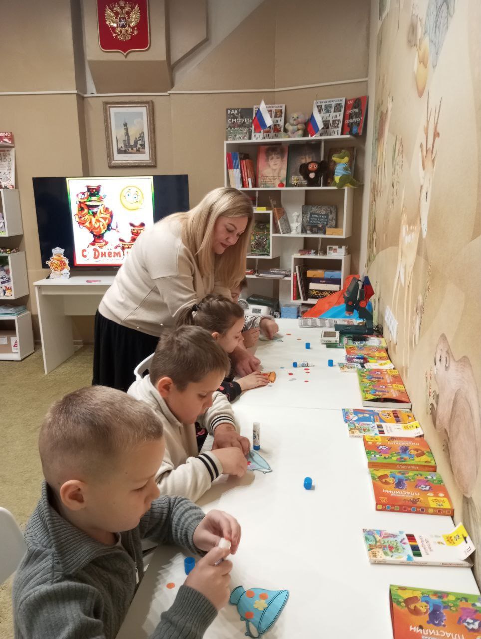 В Токмакском краеведческом музее для дошкольников провели народоведческое мероприятие «Традиции чаепития на Руси», посвященное Международному дню чая В Токмакском краеведческом музее для дошкольников провели народоведческое мероприятие «Традиции чаепития на Руси», посвященное Международному дню чая