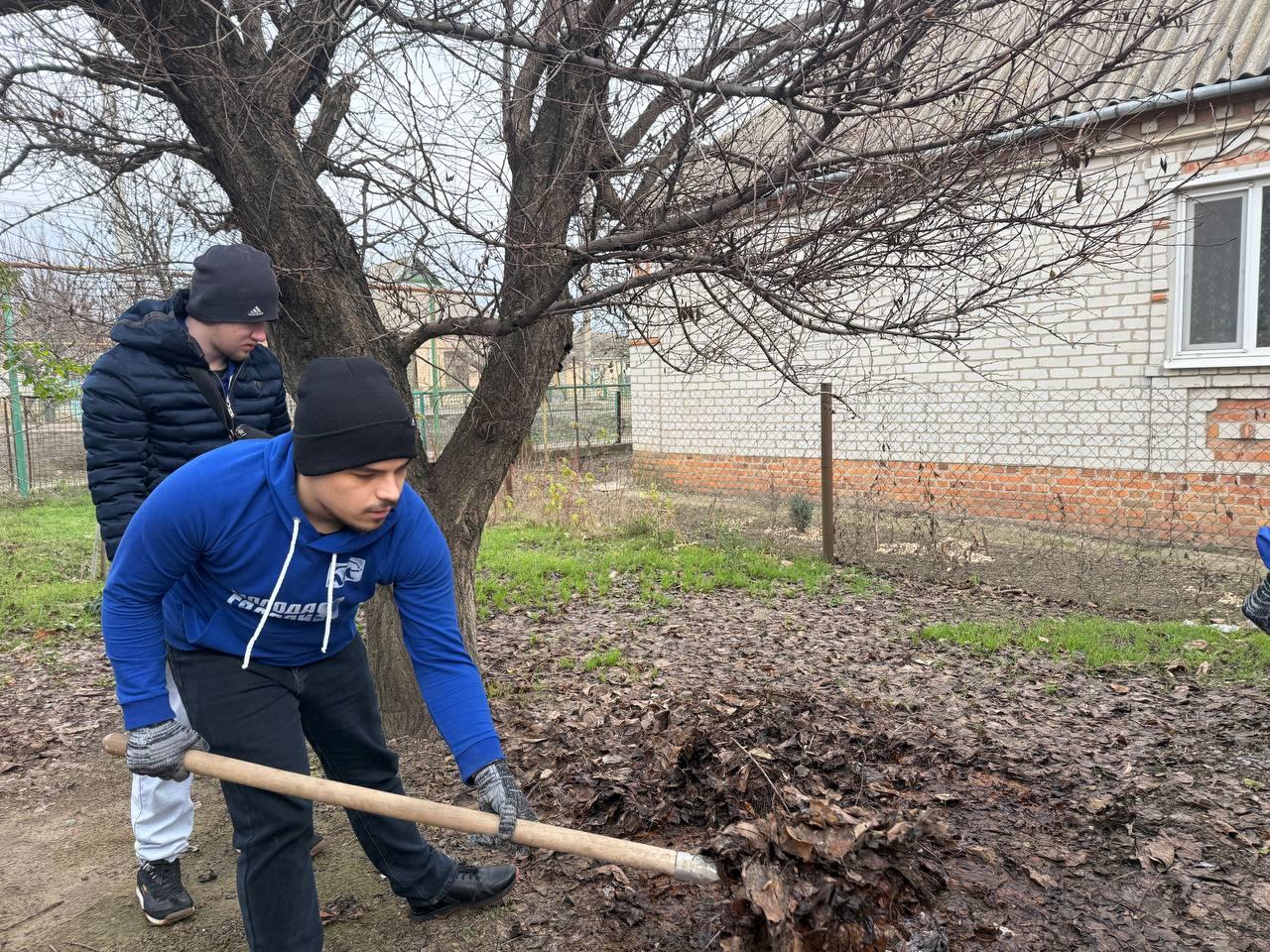 Пензенские волонтеры помогли навести порядок около дома пожилого жителя Токмака Пензенские волонтеры помогли навести порядок около дома пожилого жителя Токмака