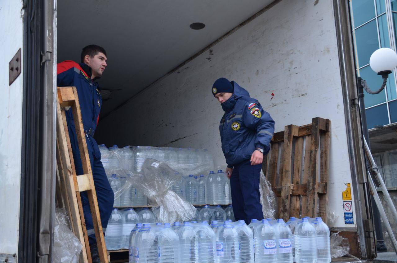 Вода для родного города. По приглашению администрации приняли участие ещё в двух мероприятиях по разгрузке питьевой воды, чтобы поддержать жителей Бердянска