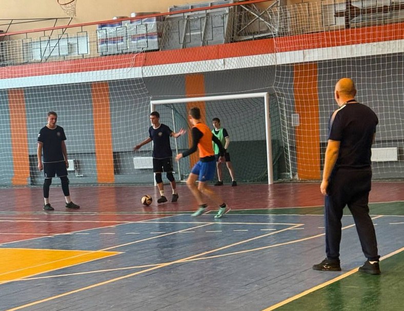 Новогодняя спартакиада в Токмаке: юные спортсмены показали мастерство в футболе и волейболе Новогодняя спартакиада в Токмаке: юные спортсмены показали мастерство в футболе и волейболе