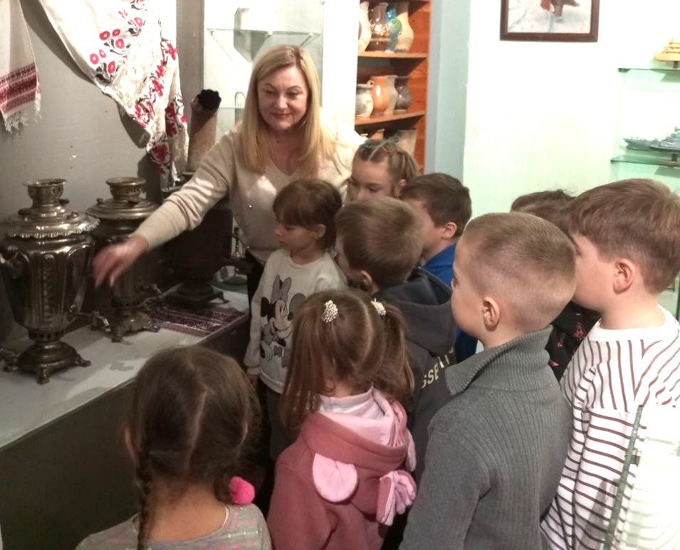 В Токмакском краеведческом музее для дошкольников провели народоведческое мероприятие «Традиции чаепития на Руси», посвященное Международному дню чая В Токмакском краеведческом музее для дошкольников провели народоведческое мероприятие «Традиции чаепития на Руси», посвященное Международному дню чая