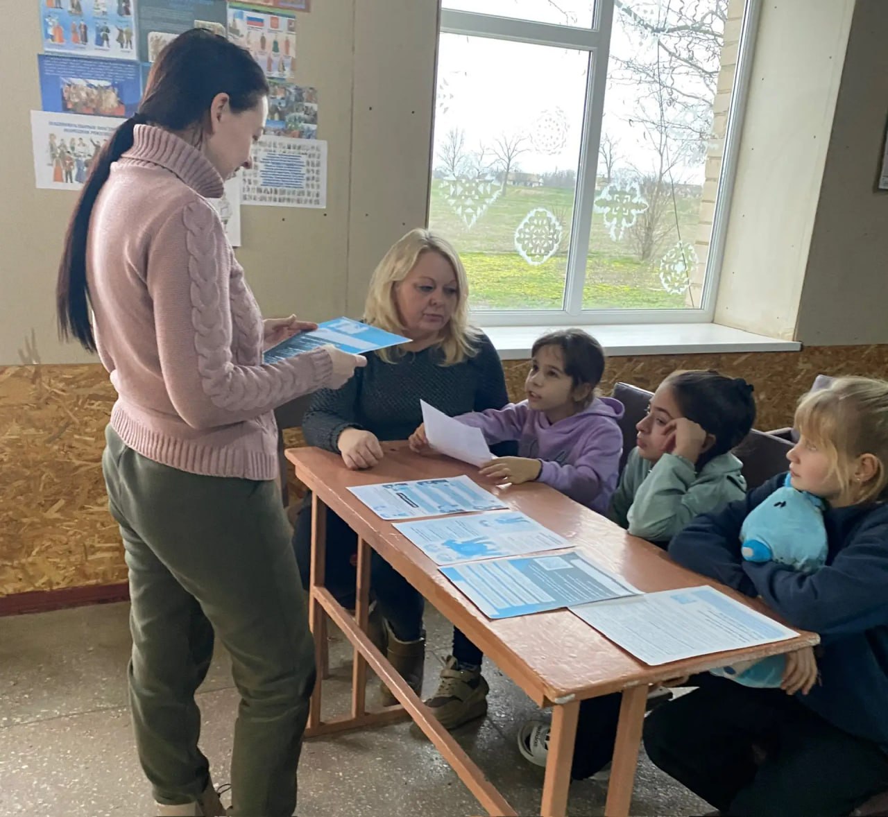 Переможненская сельская библиотека совместно с СДК организовали и провели информационную беседу на тему «Манипуляция: как не стать ее жертвой» Переможненская сельская библиотека совместно с СДК организовали и провели информационную беседу на тему «Манипуляция: как не стать ее жертвой»