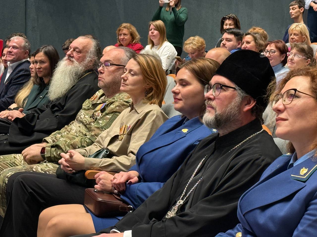 Глава Бердянского муниципального округа Алексей Кичигин посетил окружной форум «СВО. Женский взгляд» Глава Бердянского муниципального округа Алексей Кичигин посетил окружной форум «СВО. Женский взгляд»