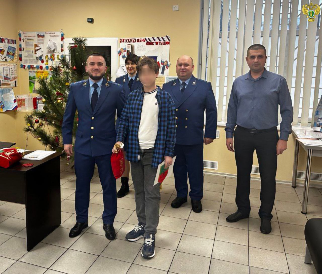 В прокуратуре города Мелитополя прошла праздничная встреча, на которой чествовали юных участников конкурса творческих работ, посвященного Дню Конституции Российской Федерации В прокуратуре города Мелитополя прошла праздничная встреча, на которой чествовали юных участников конкурса творческих работ, посвященного Дню Конституции Российской Федерации