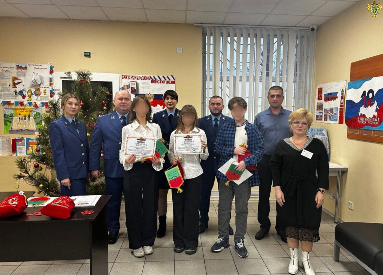 В прокуратуре города Мелитополя прошла праздничная встреча, на которой чествовали юных участников конкурса творческих работ, посвященного Дню Конституции Российской Федерации В прокуратуре города Мелитополя прошла праздничная встреча, на которой чествовали юных участников конкурса творческих работ, посвященного Дню Конституции Российской Федерации