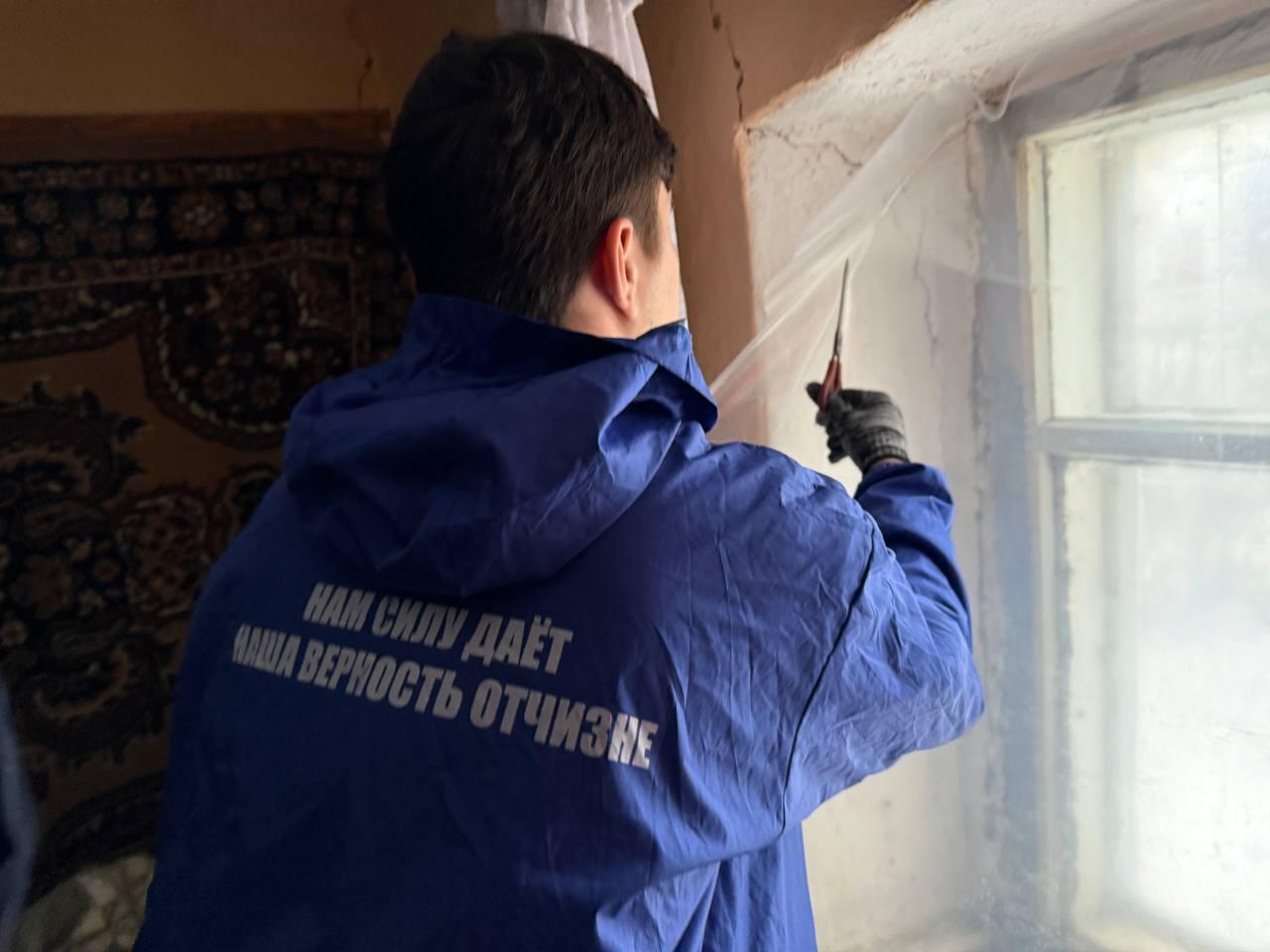 Волонтеры из Пензенской области утеплили окна в доме токмачанина Волонтеры из Пензенской области утеплили окна в доме токмачанина