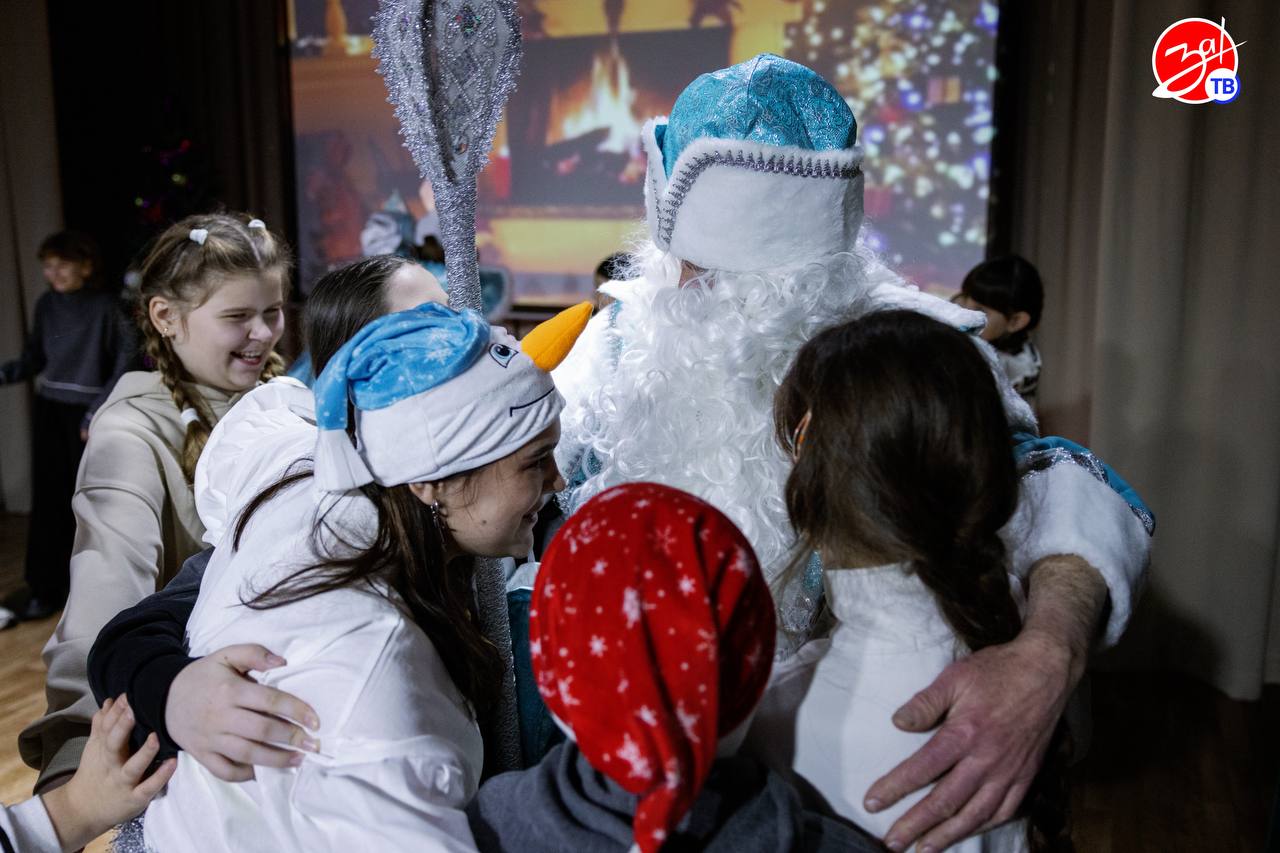 В Акимовском центральном Доме культуры открылась резиденция Деда Мороза В Акимовском центральном Доме культуры открылась резиденция Деда Мороза