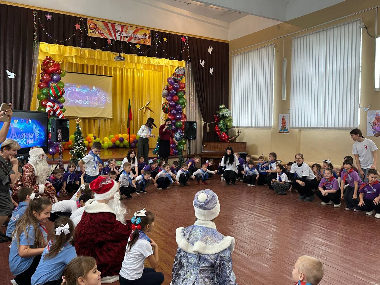 В Акимовской СОШ №27 имени Г. И. Бояринова прошел значимый праздник, посвященный подведению итогов по образовательному треку "Орленок-Мастер" в рамках Всероссийской программы "Орлята России" В Акимовской СОШ №27 имени Г. И. Бояринова прошел значимый праздник, посвященный подведению итогов по образовательному треку "Орленок-Мастер" в рамках Всероссийской программы "Орлята России"