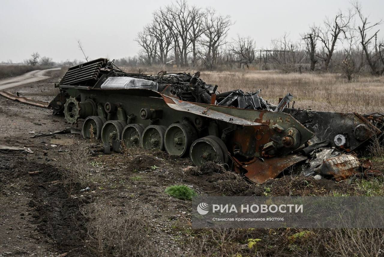 Разбитый танк Leopard 1А5 противника на Красноармейском направлении Разбитый танк Leopard 1А5 противника на Красноармейском направлении