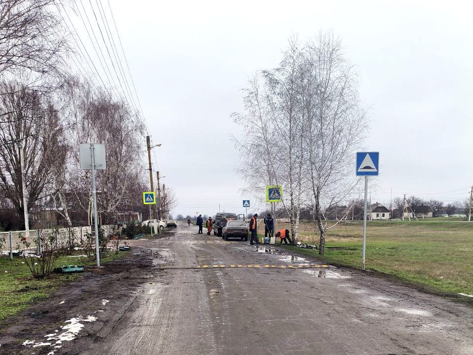 Дорожная служба устанавливает «лежачие полицейские» возле школы в селе Раздол