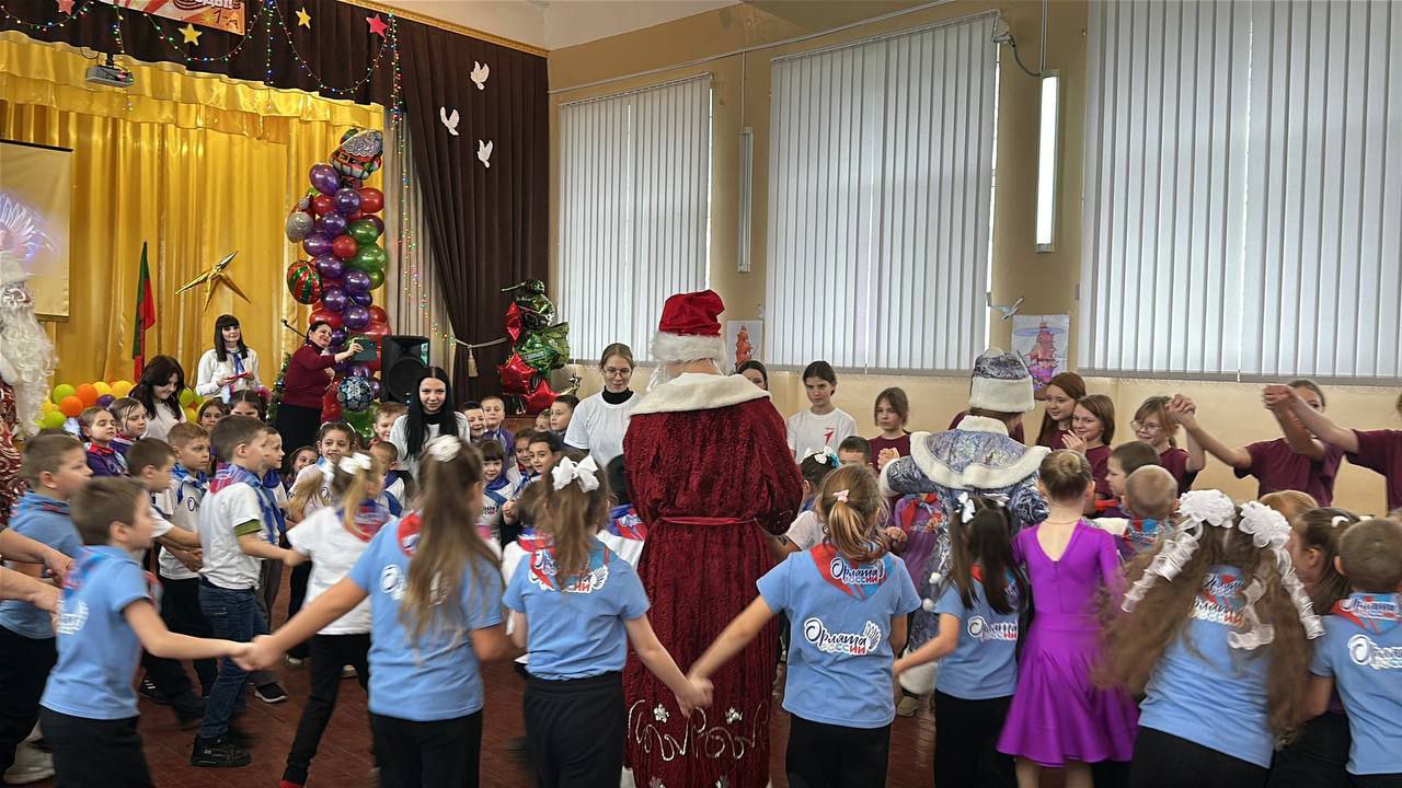 В Акимовской СОШ №27 имени Г. И. Бояринова прошел значимый праздник, посвященный подведению итогов по образовательному треку "Орленок-Мастер" в рамках Всероссийской программы "Орлята России" В Акимовской СОШ №27 имени Г. И. Бояринова прошел значимый праздник, посвященный подведению итогов по образовательному треку "Орленок-Мастер" в рамках Всероссийской программы "Орлята России"