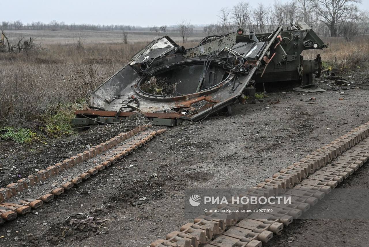 Разбитый танк Leopard 1А5 противника на Красноармейском направлении Разбитый танк Leopard 1А5 противника на Красноармейском направлении