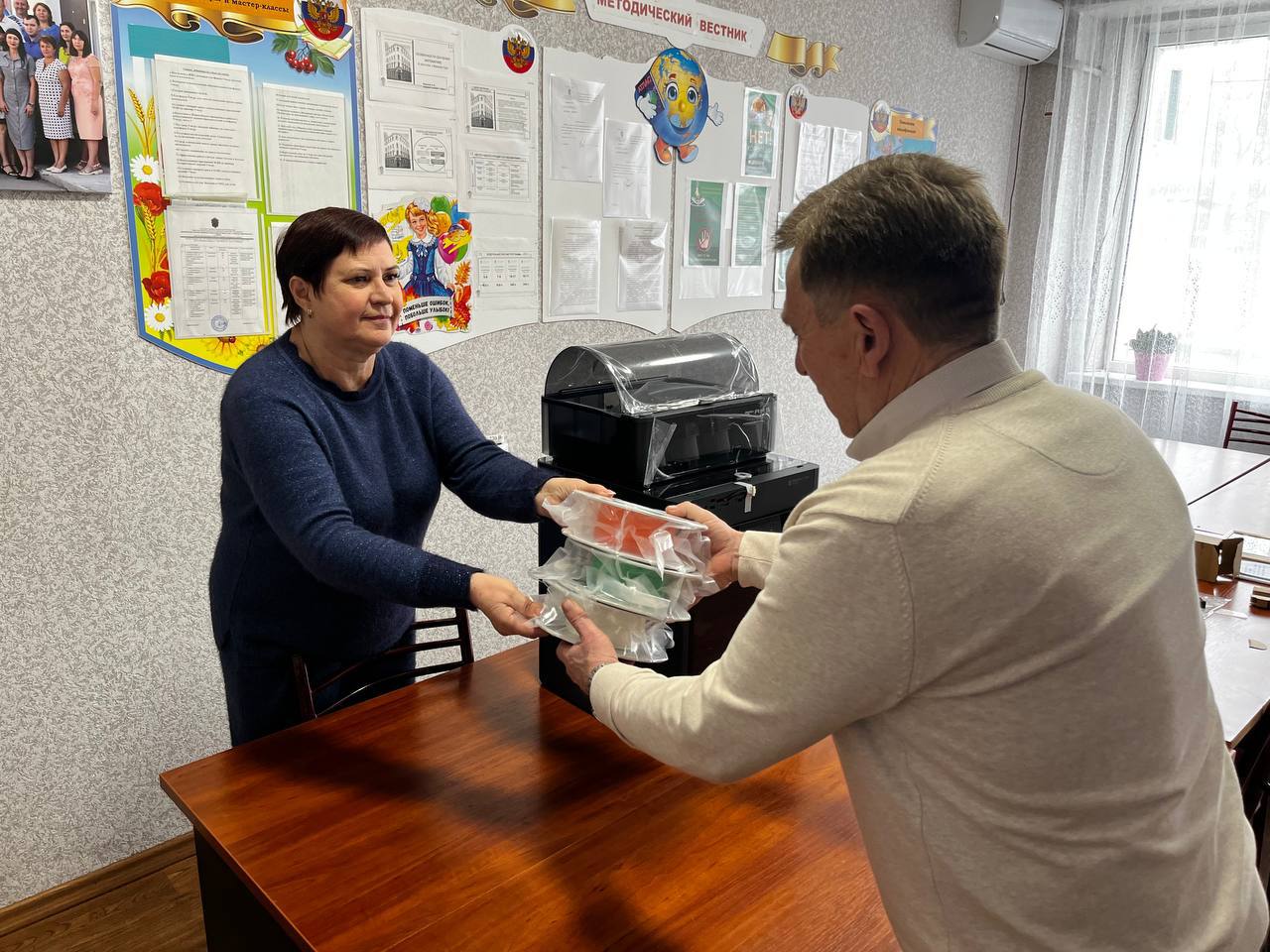 «Единая Россия» передала 3D-принтер школе Каменско-Днепровского округа