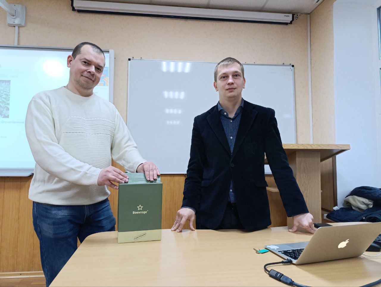 Председатель ТИК №9 совместно с заведующим кафедрой Азовского государственного педагогического университета имени П.Д.Осипенко провели тематическое мероприятие, посвящённое особой дате - Дню Конституции Российской Федерации Председатель ТИК №9 совместно с заведующим кафедрой Азовского государственного педагогического университета имени П.Д.Осипенко провели тематическое мероприятие, посвящённое особой дате - Дню Конституции Российской Федерации