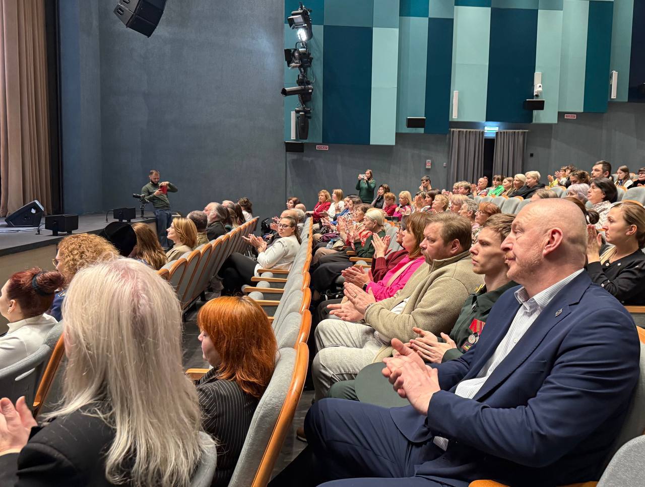 Глава Бердянского муниципального округа Алексей Кичигин посетил окружной форум «СВО. Женский взгляд» Глава Бердянского муниципального округа Алексей Кичигин посетил окружной форум «СВО. Женский взгляд»