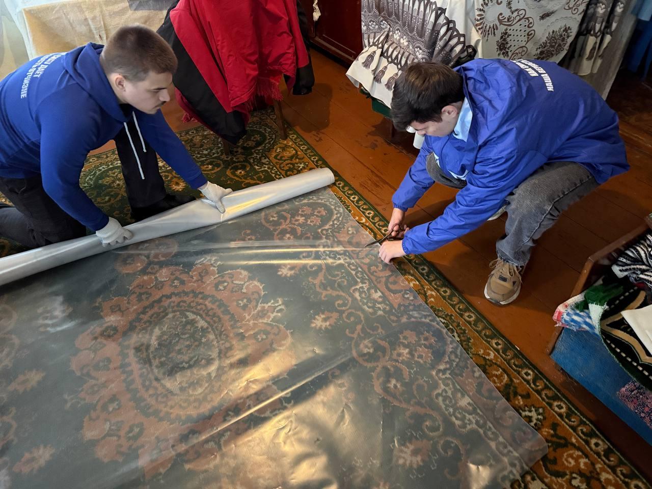 Волонтеры из Пензенской области утеплили окна в доме токмачанина