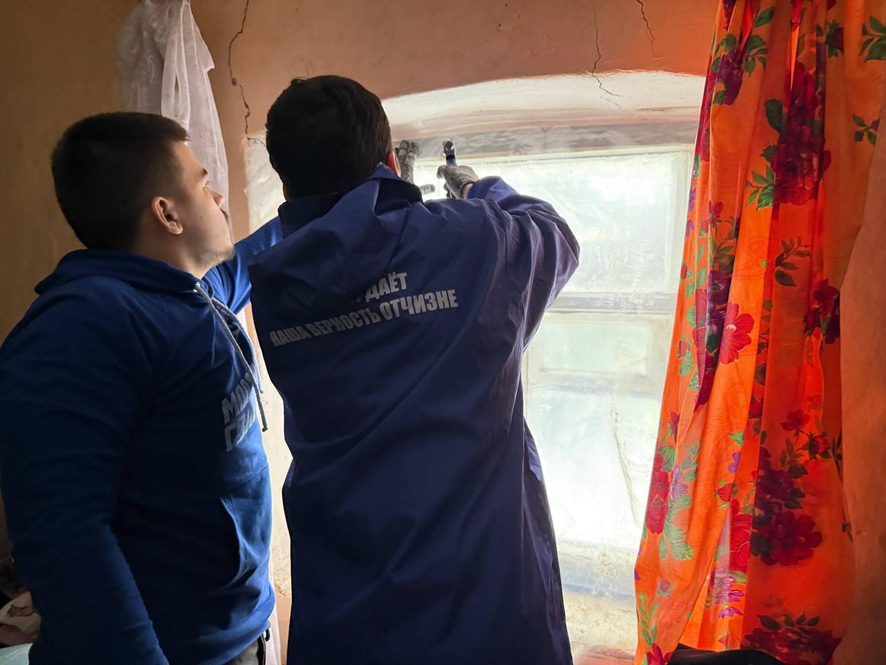 Волонтеры из Пензенской области утеплили окна в доме токмачанина Волонтеры из Пензенской области утеплили окна в доме токмачанина