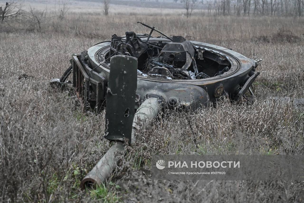 Разбитый танк Leopard 1А5 противника на Красноармейском направлении