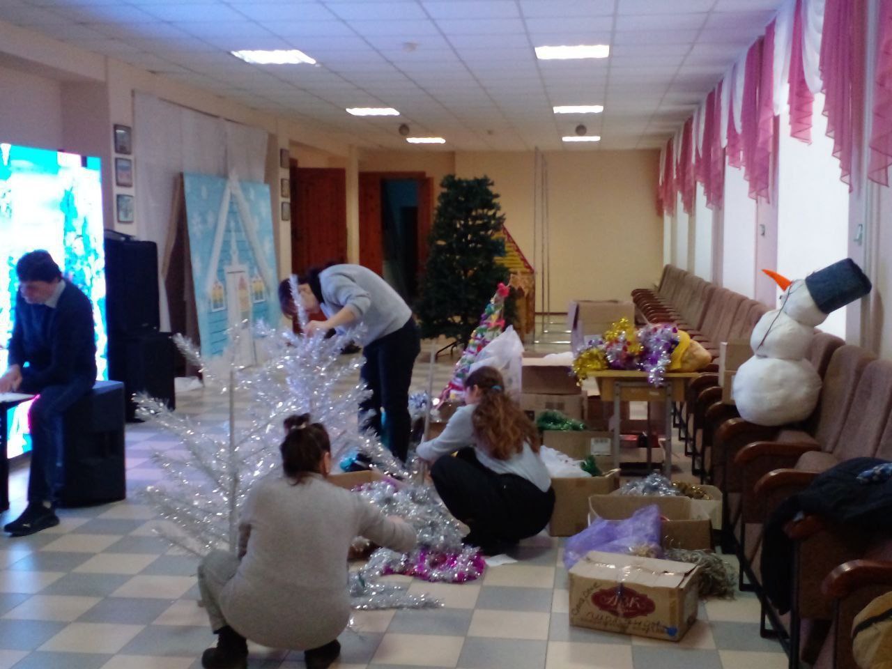 В Кирилловском Доме культуры идёт подготовка к Новому году