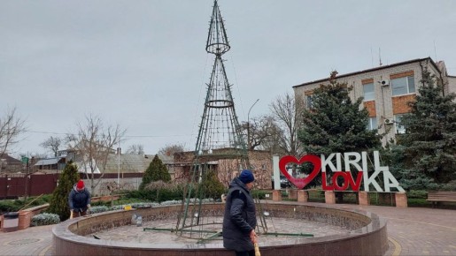 В центре Кирилловки начали монтаж ёлки