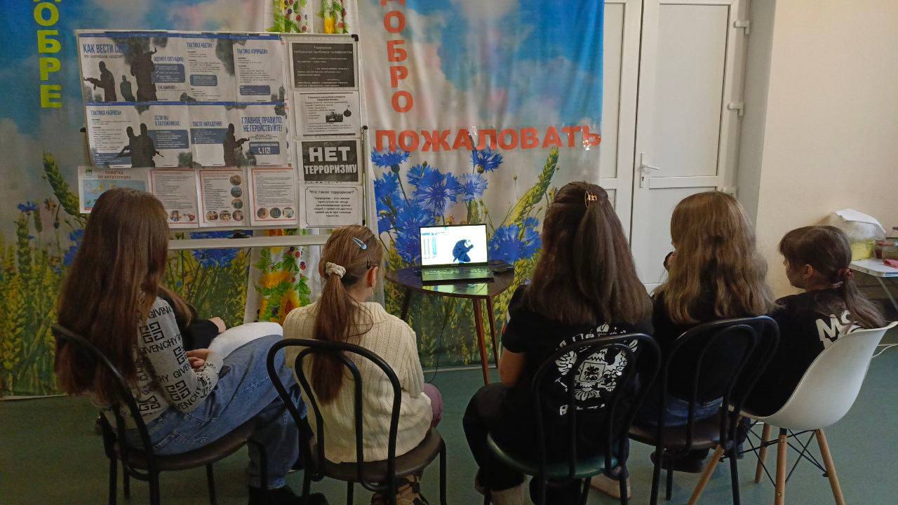 Сотрудники Райновского сельского клуба на этой неделе провели для детей беседу на тему "Терроризм - угроза миру"