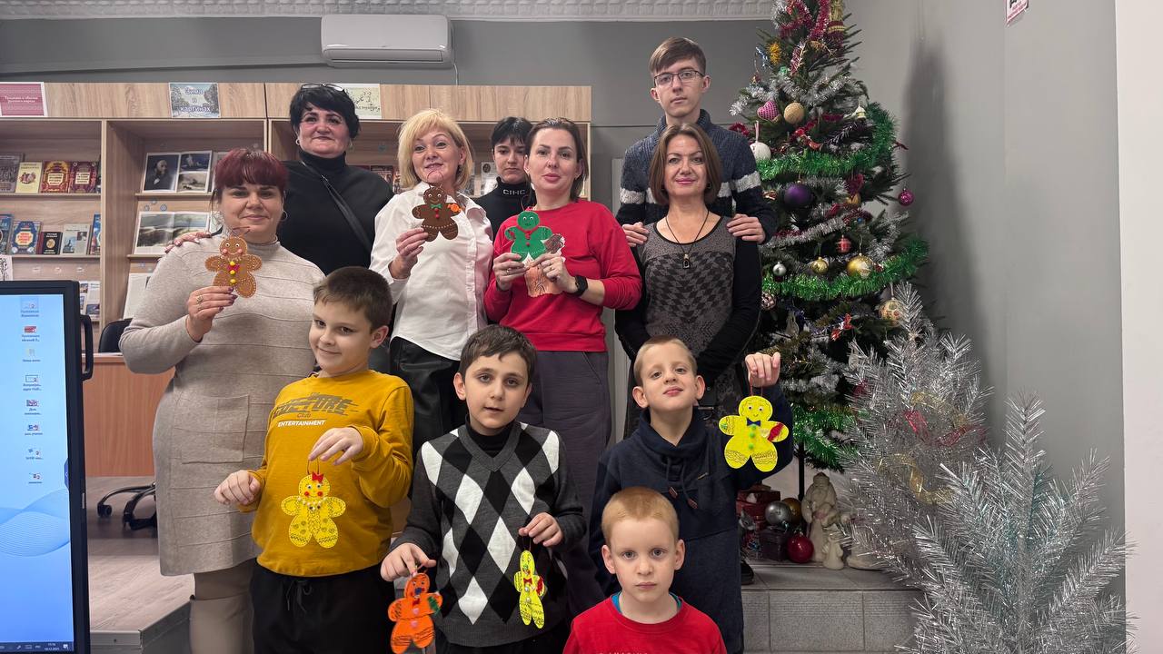 18.12.2025 г. в ГБУ «Комплексный центр социального обслуживания населения» Министерства труда и социальной политики Запорожской области для отделения детской реабилитации был проведён мастер-класс "Игрушек новогоднее... 18.12.2025 г. в ГБУ «Комплексный центр социального обслуживания населения» Министерства труда и социальной политики Запорожской области для отделения детской реабилитации был проведён мастер-класс "Игрушек новогоднее...