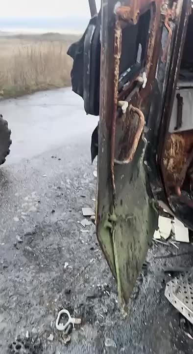 Два уничтоженных бронетранспортера противника VAB (4х4) французского производства