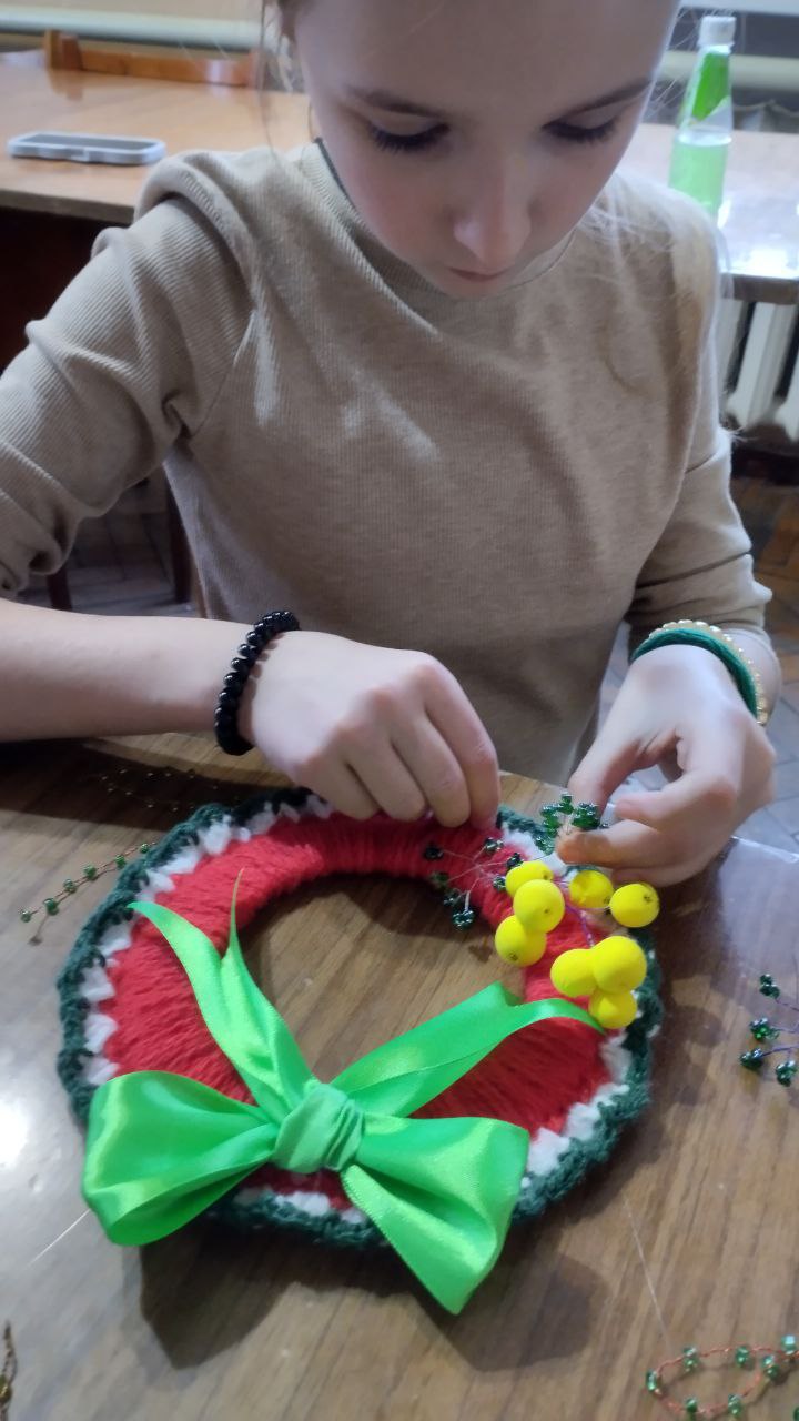 В Приазовском ДК на кружке " Золотые ручки " продолжаем готовить новогодние украшения В Приазовском ДК на кружке " Золотые ручки " продолжаем готовить новогодние украшения