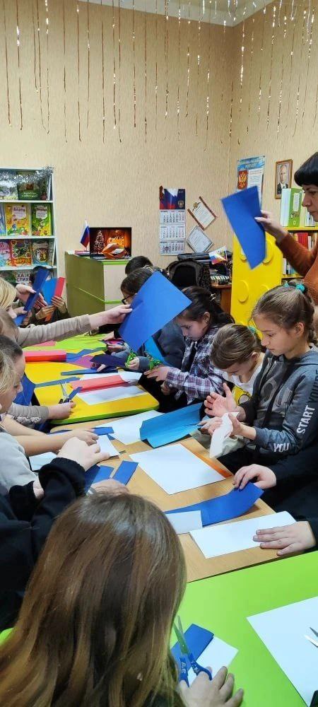 В преддверии новогодних праздников в Акимовской модельной библиотеке (детский отдел) для учащихся 4 класса СОШ №2 им. С. С. Щирова прошел мастер-класс "Чудо новогодней игрушки" В преддверии новогодних праздников в Акимовской модельной библиотеке (детский отдел) для учащихся 4 класса СОШ №2 им. С. С. Щирова прошел мастер-класс "Чудо новогодней игрушки"