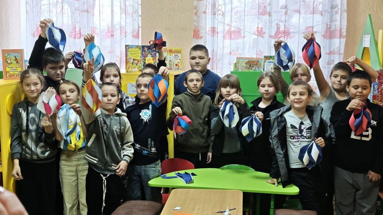 В преддверии новогодних праздников в Акимовской модельной библиотеке (детский отдел) для учащихся 4 класса СОШ №2 им. С. С. Щирова прошел мастер-класс "Чудо новогодней игрушки" В преддверии новогодних праздников в Акимовской модельной библиотеке (детский отдел) для учащихся 4 класса СОШ №2 им. С. С. Щирова прошел мастер-класс "Чудо новогодней игрушки"