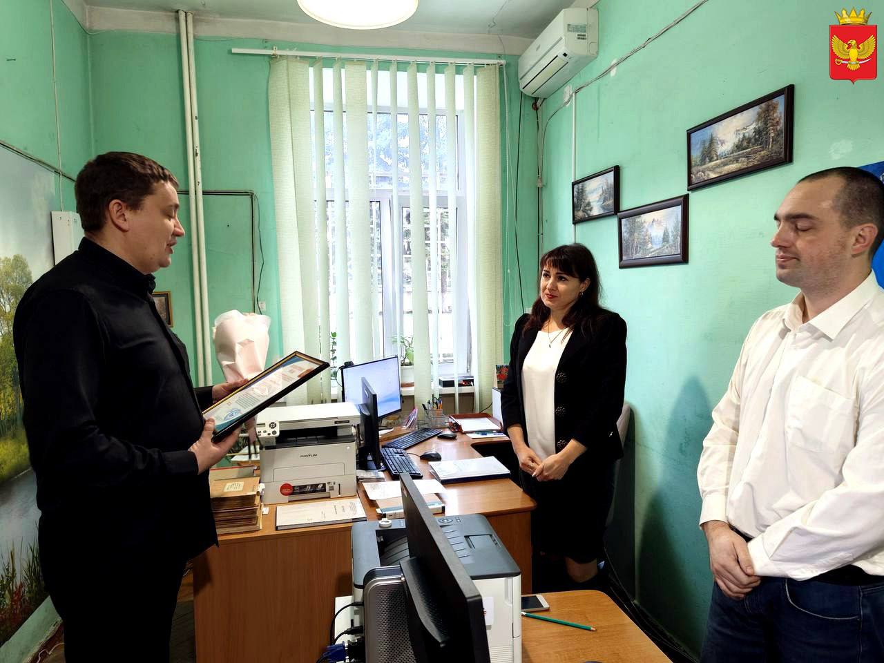 18 декабря, в День работников органов ЗАГС, глава Приморского муниципалитета Владимир Прокопенко, его советник Иса Дадашов и помощник Юрий Паршутин поздравили сотрудников территориального отдела ЗАГС Приморского района...