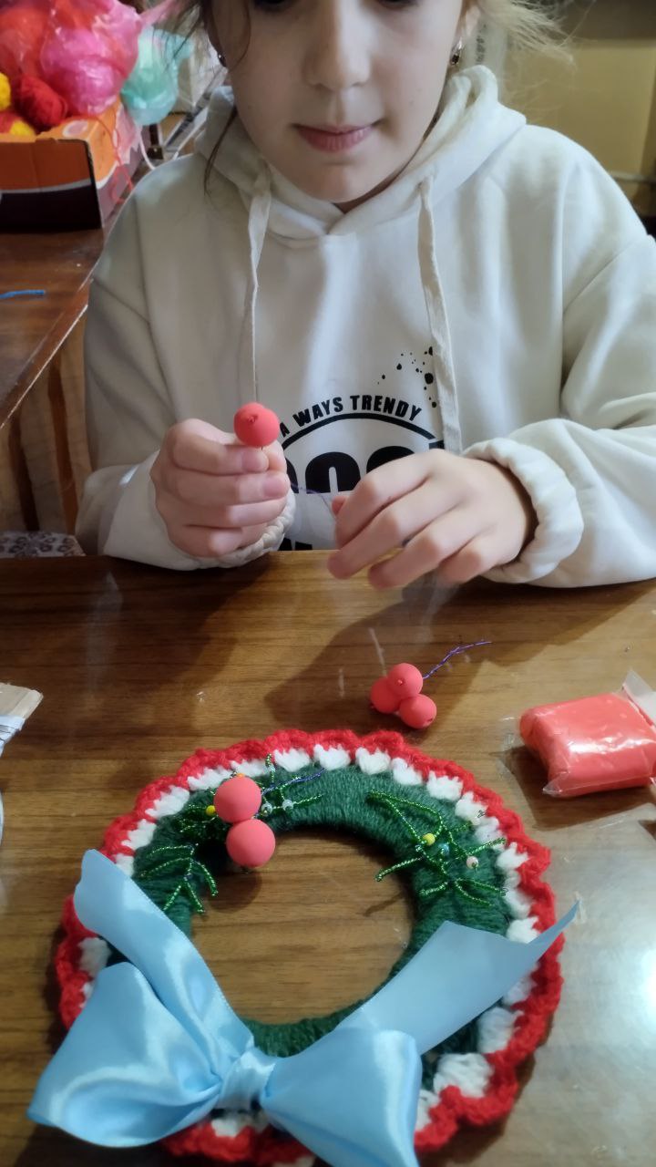 В Приазовском ДК на кружке " Золотые ручки " продолжаем готовить новогодние украшения В Приазовском ДК на кружке " Золотые ручки " продолжаем готовить новогодние украшения