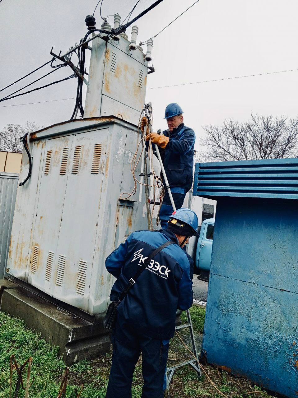 #ЭтоИнтересно | Один день с энергетиками: работа Акимовской бригады в Кирилловке #ЭтоИнтересно | Один день с энергетиками: работа Акимовской бригады в Кирилловке