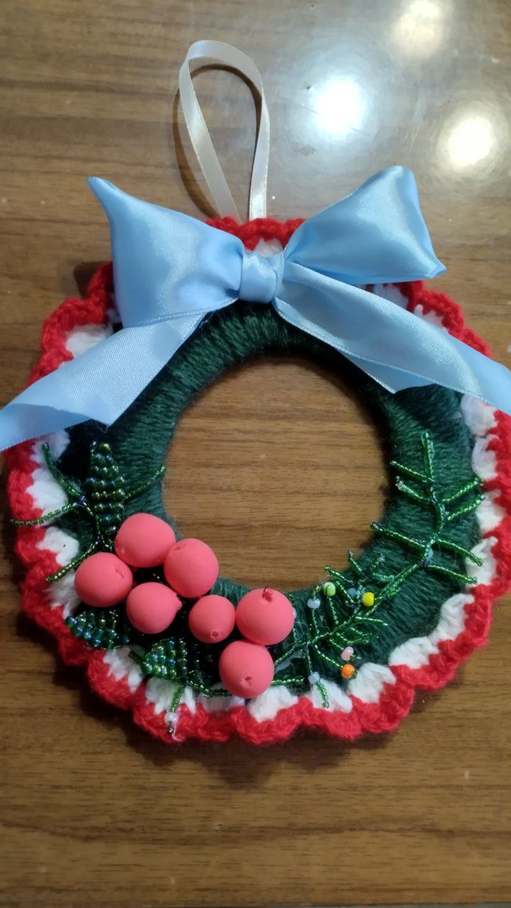 В Приазовском ДК на кружке " Золотые ручки " продолжаем готовить новогодние украшения В Приазовском ДК на кружке " Золотые ручки " продолжаем готовить новогодние украшения