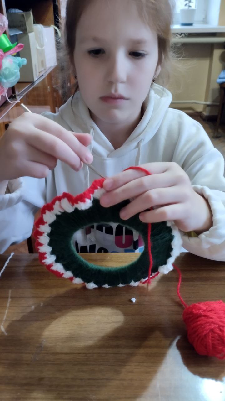 В Приазовском ДК на кружке " Золотые ручки " продолжаем готовить новогодние украшения В Приазовском ДК на кружке " Золотые ручки " продолжаем готовить новогодние украшения