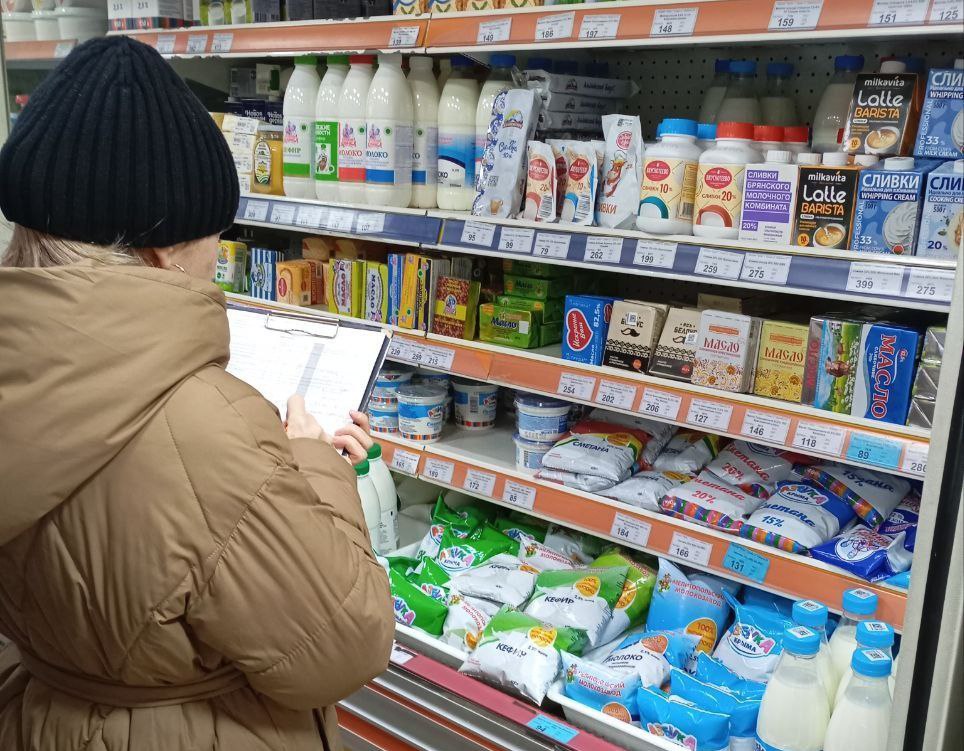 Сотрудники администрации Токмакского муниципального округа провели мониторинг цен первой необходимости в торговых точках муниципалитета