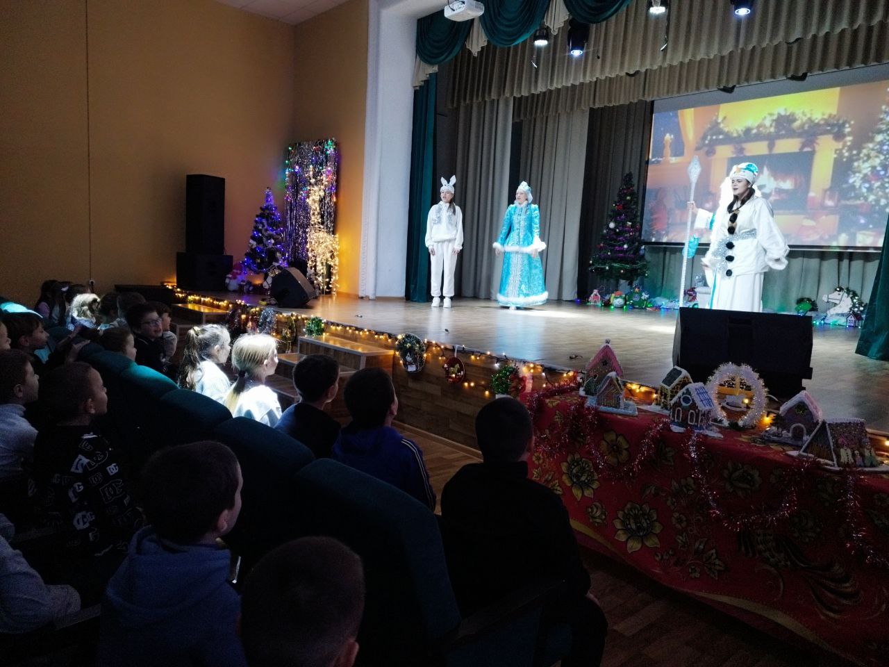 Акимовская резиденция Деда Мороза встречает юных гостей! Ребята сказочно провели время! Акимовская резиденция Деда Мороза встречает юных гостей! Ребята сказочно провели время!