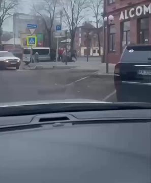 Днепропетровское побоище. Несколько украинцев отбиваются от толпы ТЦКашников, пытающихся их насильно мобилизовать