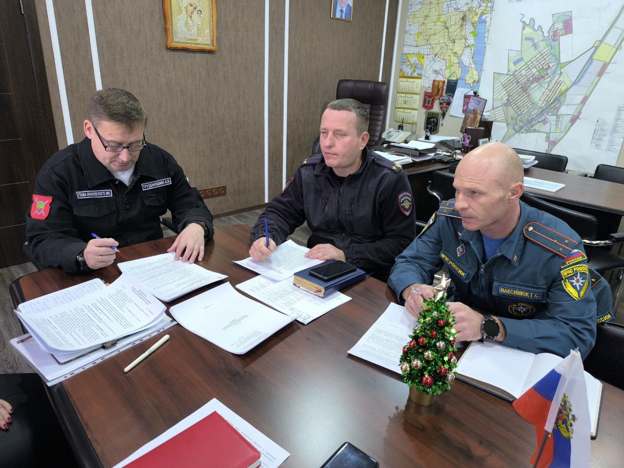 Александр Трудоношин: Новогодние и рождественские праздники на территории Акимовского муниципального округа должны пройти с соблюдением всех (!) мер безопасности Александр Трудоношин: Новогодние и рождественские праздники на территории Акимовского муниципального округа должны пройти с соблюдением всех (!) мер безопасности