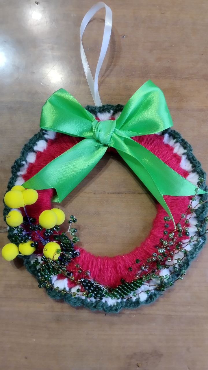 В Приазовском ДК на кружке " Золотые ручки " продолжаем готовить новогодние украшения В Приазовском ДК на кружке " Золотые ручки " продолжаем готовить новогодние украшения