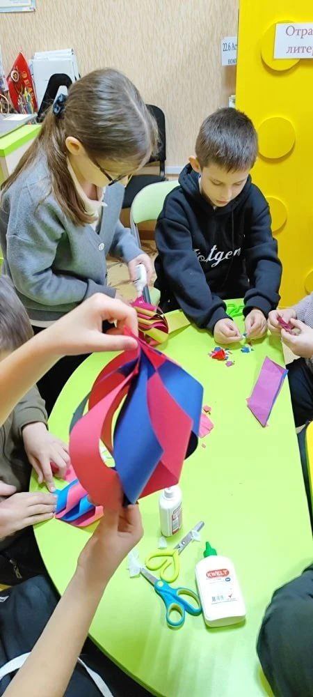 В преддверии новогодних праздников в Акимовской модельной библиотеке (детский отдел) для учащихся 4 класса СОШ №2 им. С. С. Щирова прошел мастер-класс "Чудо новогодней игрушки" В преддверии новогодних праздников в Акимовской модельной библиотеке (детский отдел) для учащихся 4 класса СОШ №2 им. С. С. Щирова прошел мастер-класс "Чудо новогодней игрушки"