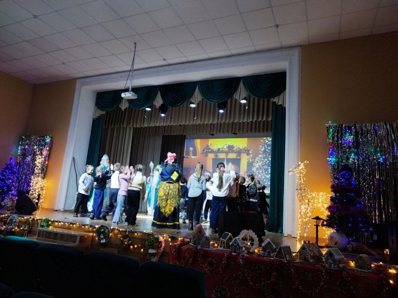 Акимовская резиденция Деда Мороза встречает юных гостей! Ребята сказочно провели время! Акимовская резиденция Деда Мороза встречает юных гостей! Ребята сказочно провели время!